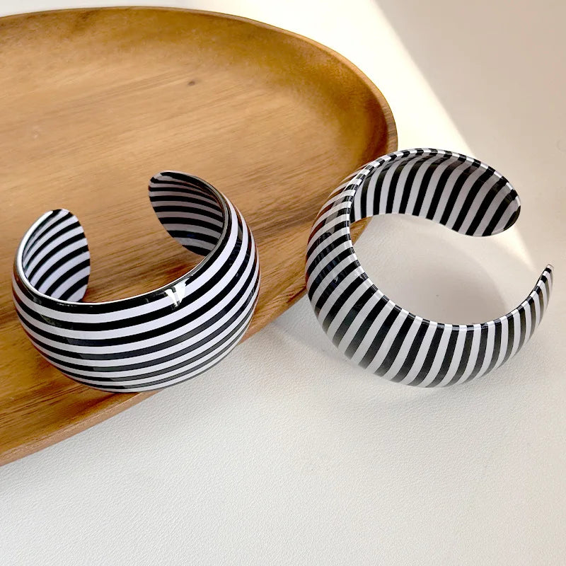 Fashion Resin Black White Stripe Thick Cuff Bracelet Women Charm Korean Acrylic Wide Chunky Geometric Open Bangle Party Jewelry