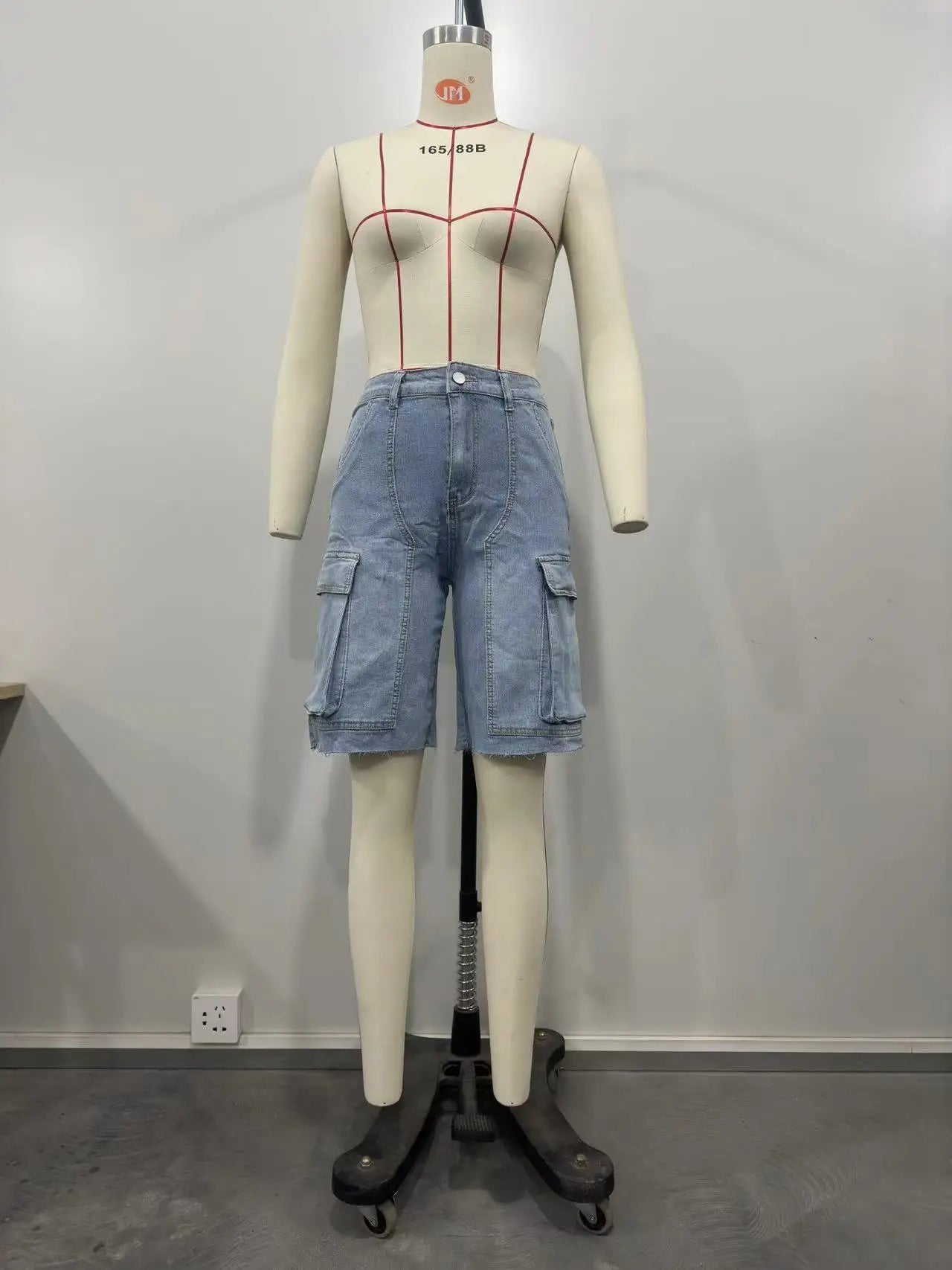 CM.YAYA Women Fashion Pocket Side Straight Knee Length Cargo Jeans 2025 Summer Party Street Short Pants