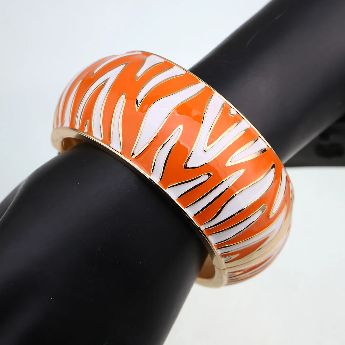 New Arrival Golden Plated Zebra-Print Shape Round Bangle Cuff Bracelet for Women Party Prom Wedding Gift Jewelry 2 Colors