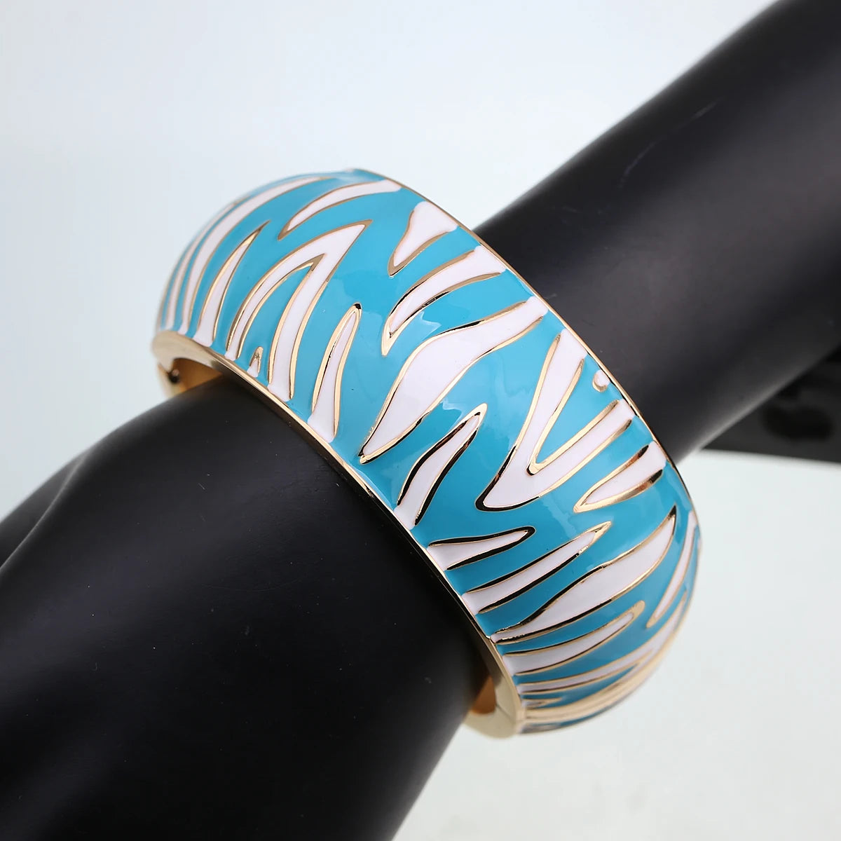New Arrival Golden Plated Zebra-Print Shape Round Bangle Cuff Bracelet for Women Party Prom Wedding Gift Jewelry 2 Colors