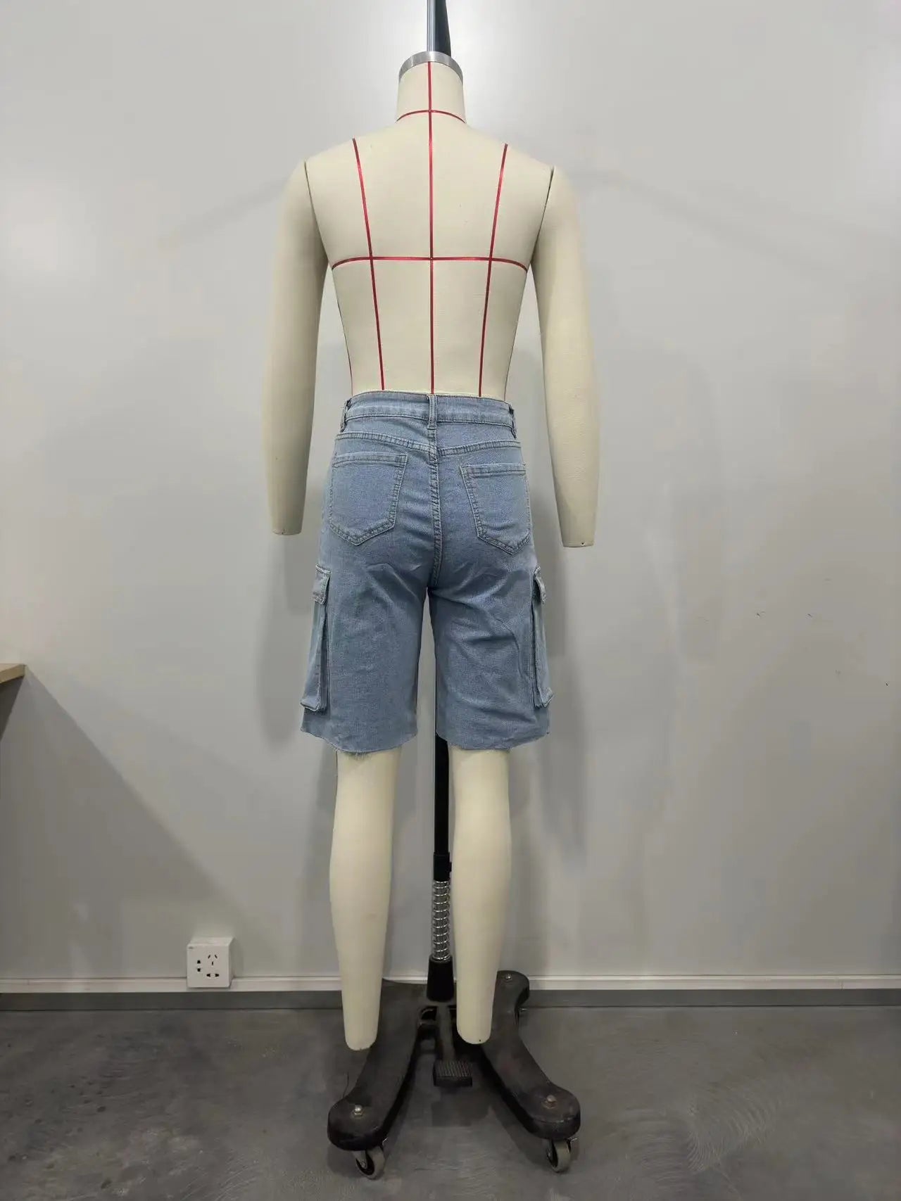 CM.YAYA Women Fashion Pocket Side Straight Knee Length Cargo Jeans 2025 Summer Party Street Short Pants