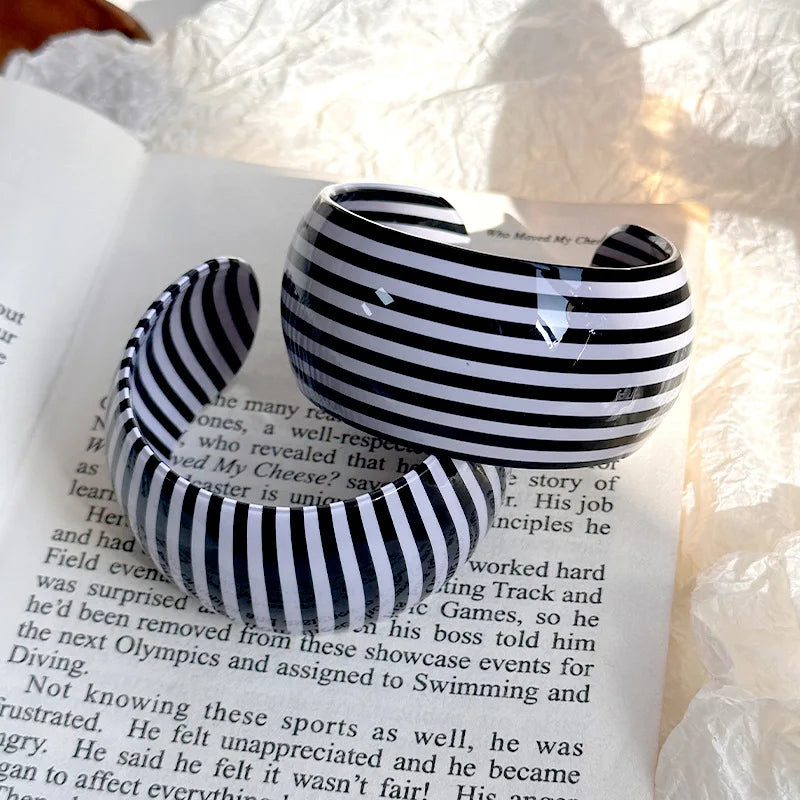 Fashion Resin Black White Stripe Thick Cuff Bracelet Women Charm Korean Acrylic Wide Chunky Geometric Open Bangle Party Jewelry